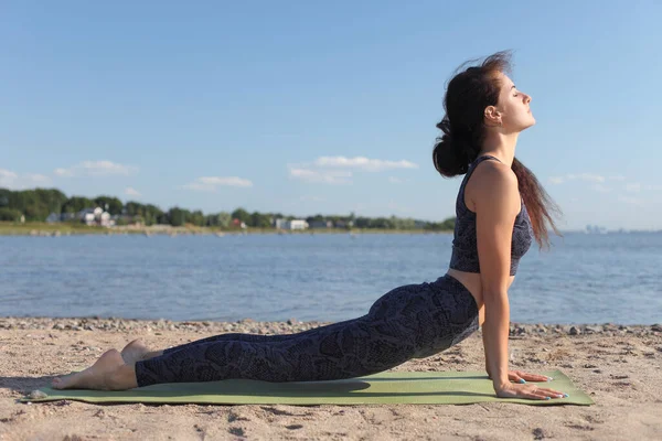 Jeune Femme Pratique Yoga Sur Une Plage Sauvage — Photo