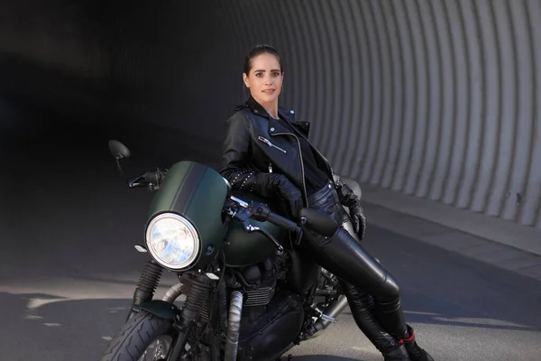 Молодая Красивая Девушка Черном Мотоциклом — стоковое фото