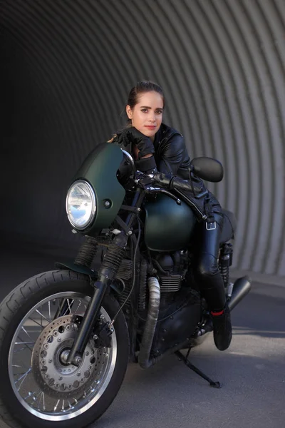 Jovem Menina Bonita Preto Com Uma Motocicleta — Fotografia de Stock
