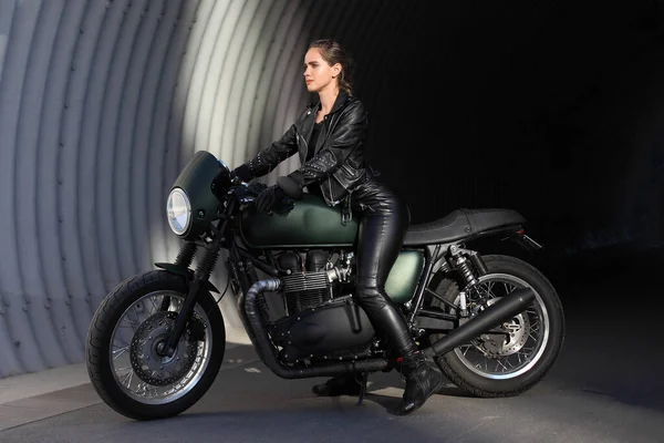 Young Beautiful Girl Black Motorcycle — Stock Photo, Image