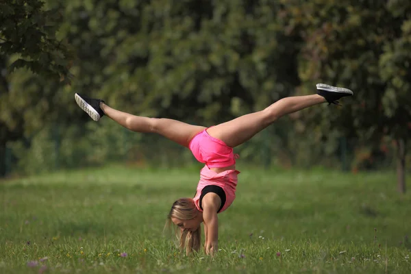 Joven Mujer Fitness Con Una Figura Deportiva Haciendo Estiramiento — Foto de Stock
