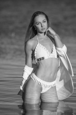 Kumsalda seksi bikinili güzel kadın