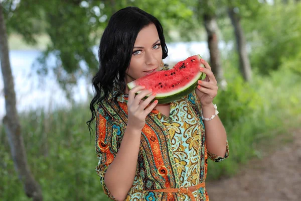 Hübsche Frau Trägt Kleid Und Isst Wassermelone — Stockfoto