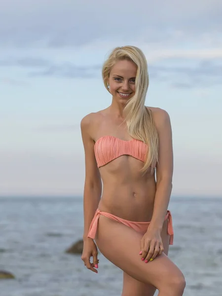 Mooie Vrouw Een Sexy Bikini Het Strand — Stockfoto