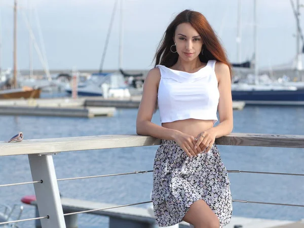 Young Woman Slender Dress Yachts — Stock Photo, Image