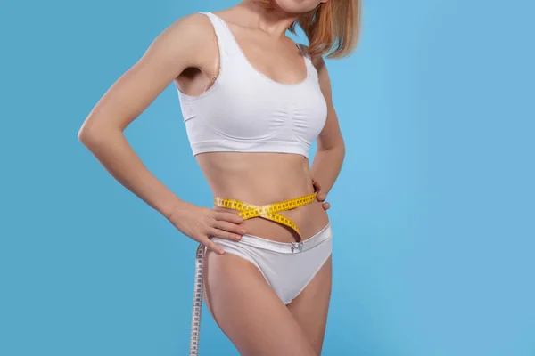 Mulher Medindo Seu Corpo Magro Linho Branco — Fotografia de Stock