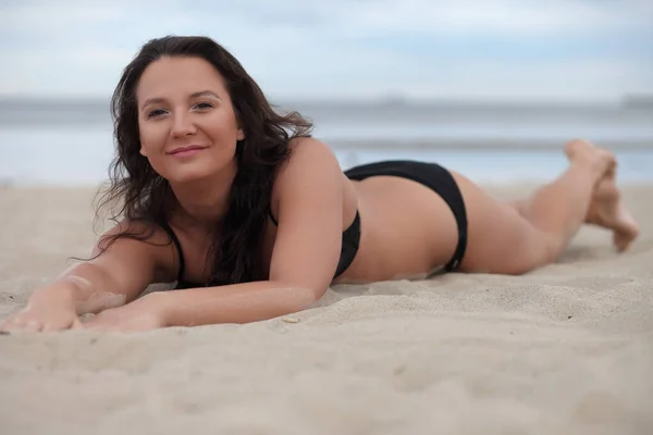 Bella Donna Bikini Sexy Sulla Spiaggia — Foto Stock