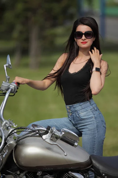 若いです美しい女の子で黒とオートバイ — ストック写真
