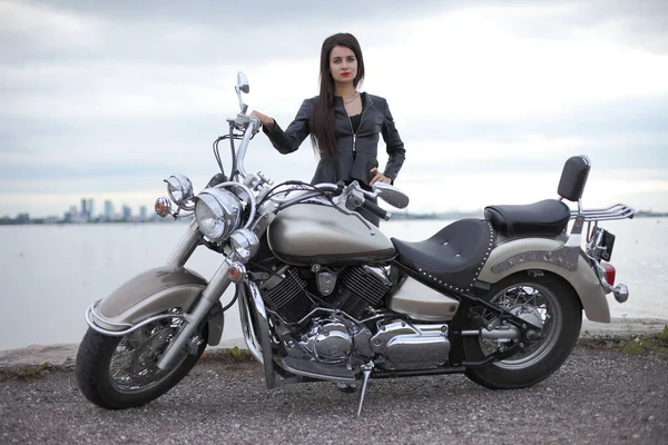 Mladá Krásná Dívka Černém Motocyklem — Stock fotografie