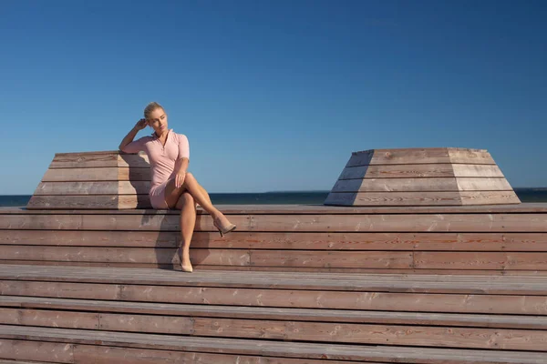 Jovem Mulher Esbelta Pelo Mar Posando Roupas — Fotografia de Stock