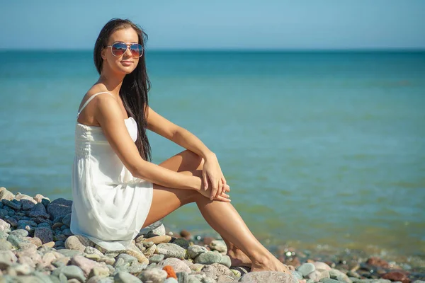 Giovane Donna Snella Riva Mare Posa Vestiti — Foto Stock