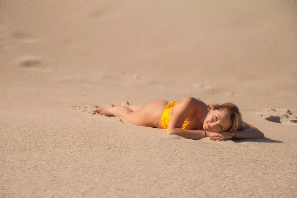 Junge Schöne Frau Badeanzug Strand — Stockfoto