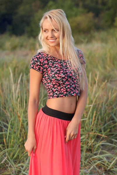 Jeune Femme Robe Sur Plage Près Eau — Photo