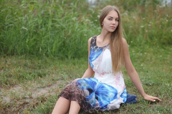 Vacker Sexig Ung Kvinna Njuter Sommaren Utomhus — Stockfoto