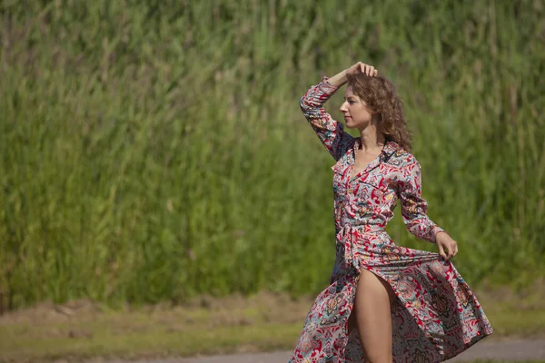 Mooie Sexy Jong Vrouw Genieten Zomer Buiten — Stockfoto