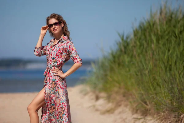 Ung Smal Kvinna Vid Havet Poserar Kläder — Stockfoto
