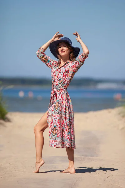 Jovem Mulher Esbelta Pelo Mar Posando Roupas — Fotografia de Stock