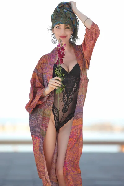 Jong Mooi Vrouw Poseren Sexy Bodysuit Badjas — Stockfoto