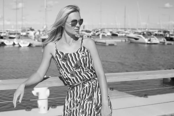 Young Woman Slender Dress Yachts — Stock Photo, Image