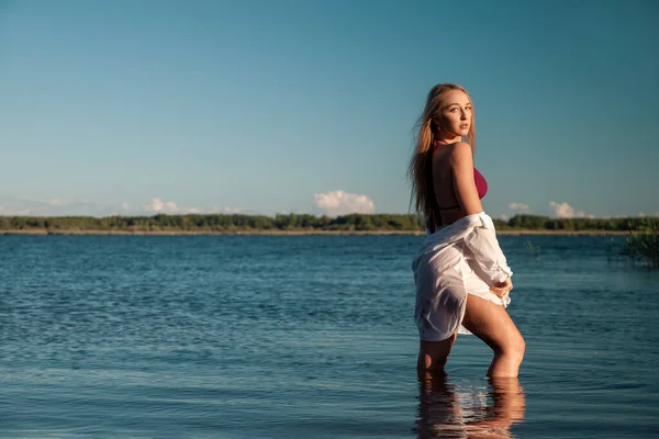 Mladá Krásná Žena Plavkách Pláži — Stock fotografie