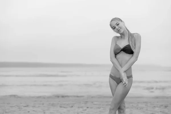 Młoda Piękna Kobieta Stroju Kąpielowym Plaży — Zdjęcie stockowe