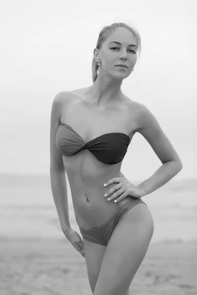 Young Beautiful Woman Swimsuit Beach — Stock Photo, Image