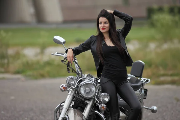 オートバイの魅力的な若い女性の肖像 — ストック写真