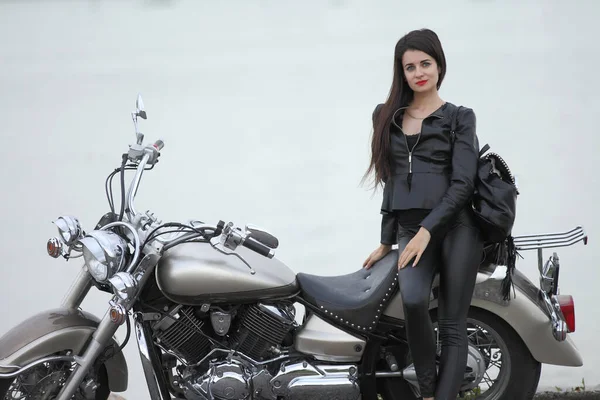 Portret Uroczej Młodej Kobiety Motocyklu — Zdjęcie stockowe