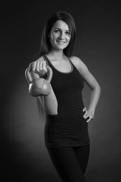 Sportowa Młoda Kobieta Robi Trening Ciężarkami Ciemnym Tle — Zdjęcie stockowe