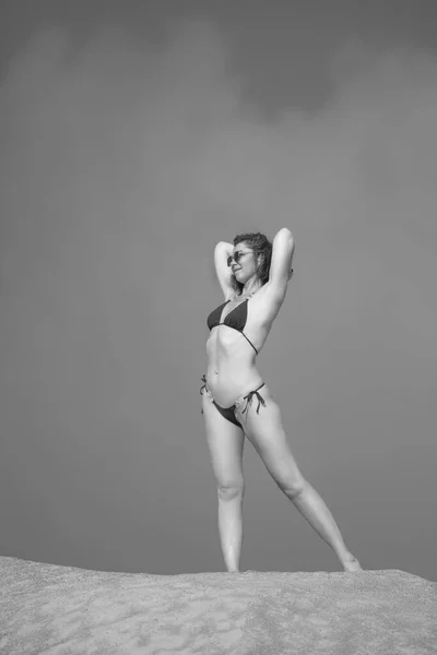 穿着泳衣在沙滩上运动的年轻女子 — 图库照片