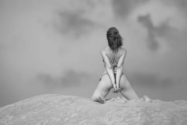 Mladá Sportovní Žena Plavkách Písku — Stock fotografie