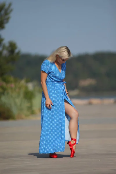 Young Woman Blue Dress Red Pointe Shoes — Fotografia de Stock