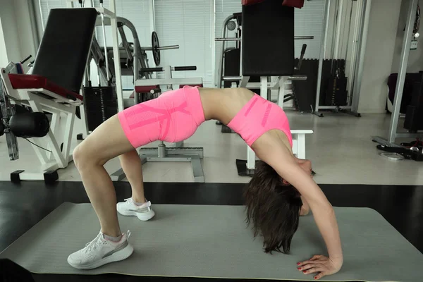 Mujer Fitness Joven Haciendo Ejercicio Gimnasio —  Fotos de Stock