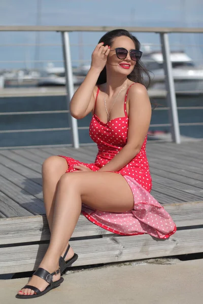 Giovane Donna Abito Snello Vicino Agli Yacht — Foto Stock