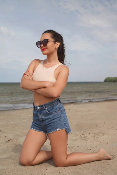 Bela Sexy Jovem Mulher Aproveitando Verão Livre — Fotografia de Stock