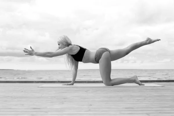 Jeune Femme Pratique Yoga Sur Plage — Photo