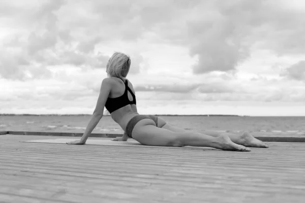 Młoda Kobieta Ćwiczy Jogę Dzikiej Plaży — Zdjęcie stockowe