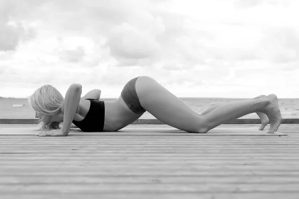 Joven Mujer Practica Yoga Una Playa Salvaje — Foto de Stock