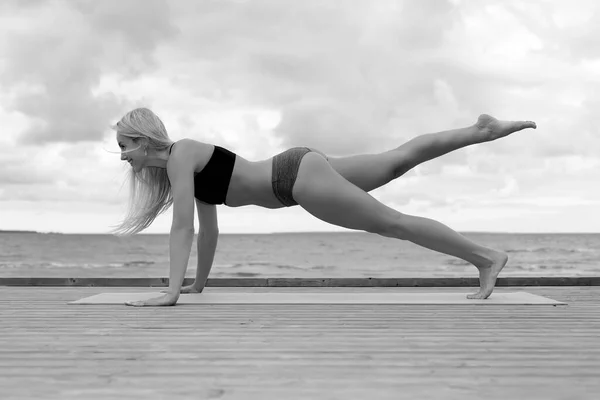 Junge Frau Praktiziert Yoga Einem Wilden Strand — Stockfoto