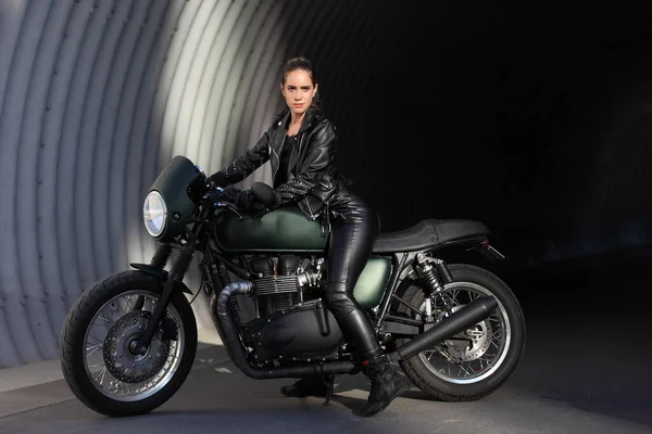 Retrato Encantadora Jovem Mulher Uma Motocicleta Preta — Fotografia de Stock