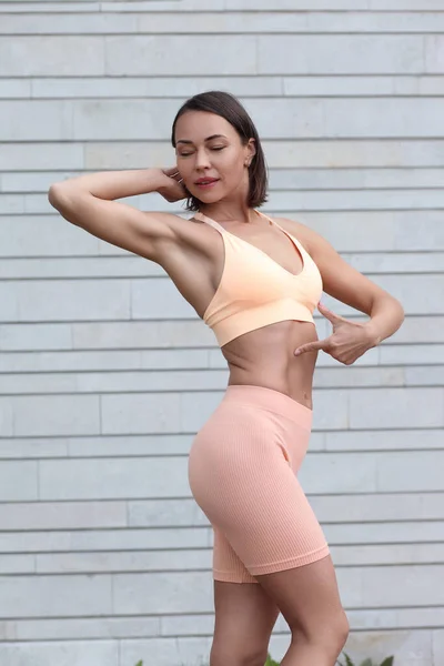 Sportowa Kobieta Rozerwanymi Mięśniami Brzucha Bikini — Zdjęcie stockowe