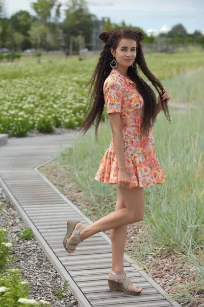 Beautiful Sexy Young Woman Enjoying Summer Outdoors — Stock Photo, Image