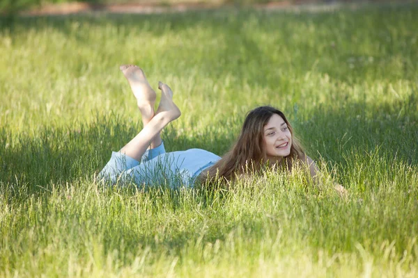 Beautiful Sexy Young Woman Enjoying Summer Outdoors — Stock Photo, Image
