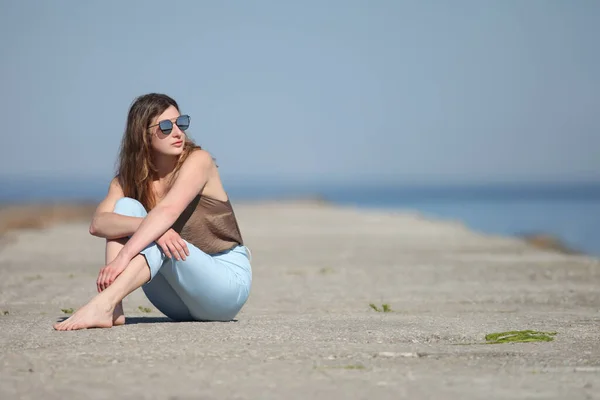 美丽的年轻女子在街上摆姿势 — 图库照片