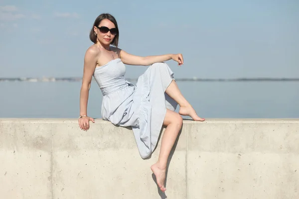 Junge Schlanke Frau Meer Posiert Kleidern — Stockfoto