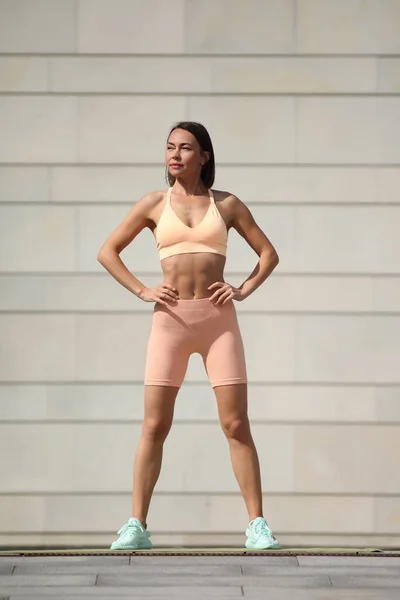 Sportieve Vrouw Met Gescheurde Buikspieren Bikini — Stockfoto