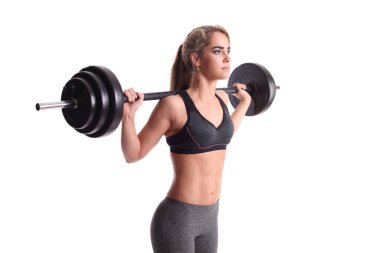 beyaz bir arka plan üzerinde barbell ile egzersiz gülümseyen sportif kadın