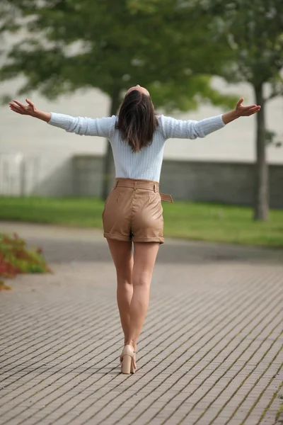 Herfst Foto Van Een Jonge Vrouw Een Blauwe Trui — Stockfoto