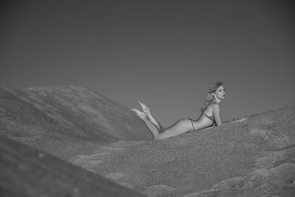 砂の上の水着姿の若いスポーティな女性が — ストック写真