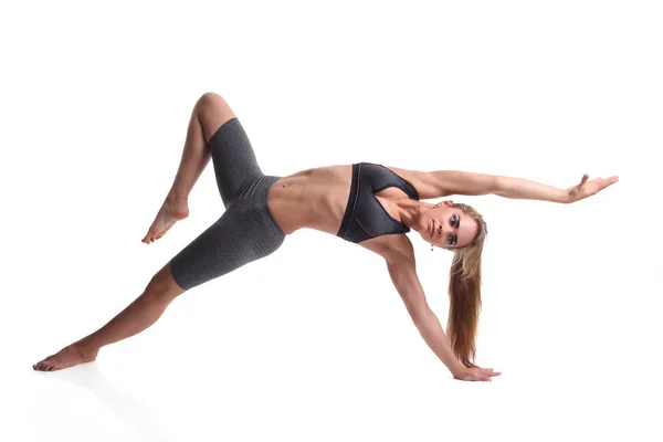 Güzel Genç Bir Kadın Beyaz Üzerinde Yoga Yapıyor — Stok fotoğraf